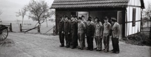 Antreten zum Ordnungsdienst unter der Leitung von Paul Schäfer vor dem Grissenbacher Spritzenhaus. 