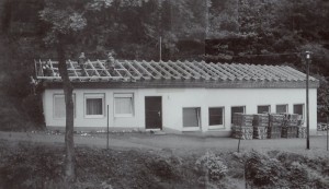 Mit viel Eigenleistung wurde das Feuerwehrgerätehaus 1992 durch ein neues Satteldach aus seinem Tropfsteinhöhlendasein erlöst.  