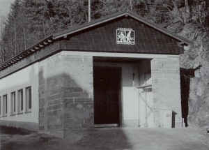 Das Feuerwehrgerätehaus wurde 1992 nach vorne hin um einen Anbau erweitert und zusätzlich noch mit einem Satteldach versehen. 