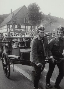Die alte Feuerwehrspritze war ein Hingucker während des Festumzuges zur 650-Jahr-Feier von Grissenbach vor 50 Jahren. 