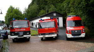 Im Sommer 2009 gab es vor dem Grissenbacher Feuerwehrgerätehaus für ein paar Stunden gleich 3 Feuerwehrfahrzeuge zu bewundern: links LF 8, daneben GW Gefahrgut und rechts der neue ELW 1.