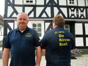 CIMG9822 - links DKS-Vize Friedhelm Ruby, rechts DKS-Vors. Thorsten Görg mit Festmotto-T-Shirt - Kopie